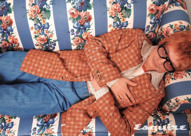 자카르 SB 재킷, 스트라이프 비디드 셔츠, 슬리브리스 니트 톱, 크리즈드 플레어 팬츠, MA 체인 벨트 모두 가격 미정 아미리. 투 브리지 안경 60만4000원 돌체앤가바나 by 에실로 룩소티카.