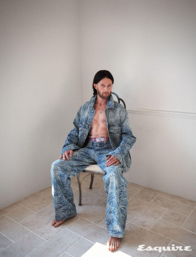 팜트리 트러커 재킷, 팜트리 데님 팬츠 모두 가격 미정 팜 엔젤스. 체크 트렁크 2pcs/7만8000원 선데이후르츠마켓. 네크리스 가격 미정 셀린느 옴므.