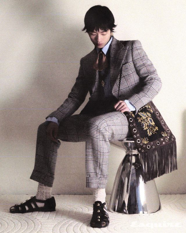 재킷 570만원, 셔츠 110만원, 스웨터 가격 미정, 팬츠 210만원, 실크 보타이 39만원, 삭스 가격 미정 모두 발렌티노. 샌들 153만원, 네크리스 가격 미정, 이어링 가격 미정, 메신저 백 340만원 모두 발렌티노 가라바니.