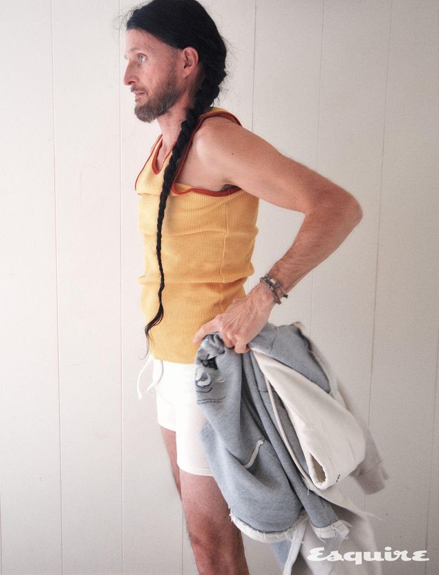 레이어드 후디 12만9000원, 슬리브리스 톱 3만6000원 모두 선데이후르츠마켓.