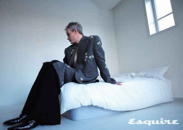 비디드 재킷, 하이 슬릿 비디드 미디스커트 모두 가격 미정 마크공. 하이웨이스트 핀턱 팬츠 49만5000원 YCH. 블랙 버클 로퍼 가격 미정 페라가모.