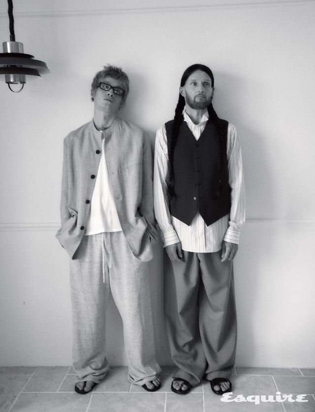 실크 리넨 재킷, 래글런 티셔츠, 스웨트 팬츠, 플립플롭 모두 가격 미정 더 로우. 스트라이프 셔츠, 베스트, 팬츠, 카프스킨 샌들 모두 가격 미정 더 로우. 