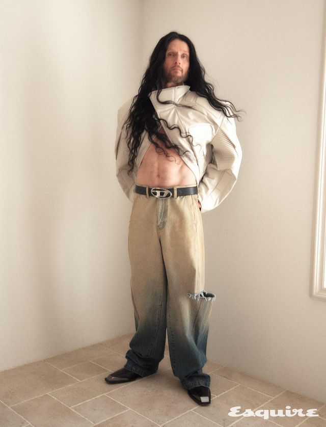 레더 바이커 재킷 가격 미정, 컷아웃 루렉스 진 39만5000원 모두 YCH. 스틸 토 첼시 부츠, 라인스톤 벨트 모두 가격 미정 디젤.