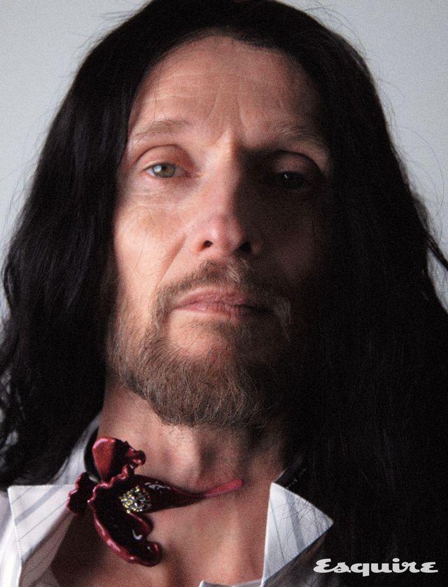 스트라이프 셔츠 가격 미정 더 로우. 퓨처 플로럴 네크리스 가격 미정 마크 제이콥스.