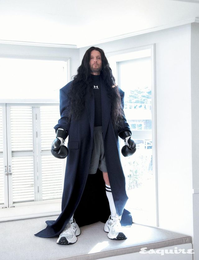 코트, 모크넥 티셔츠, 트랙슈트 쇼츠, 10XL 스니커즈 모두 가격 미정 발렌시아가.