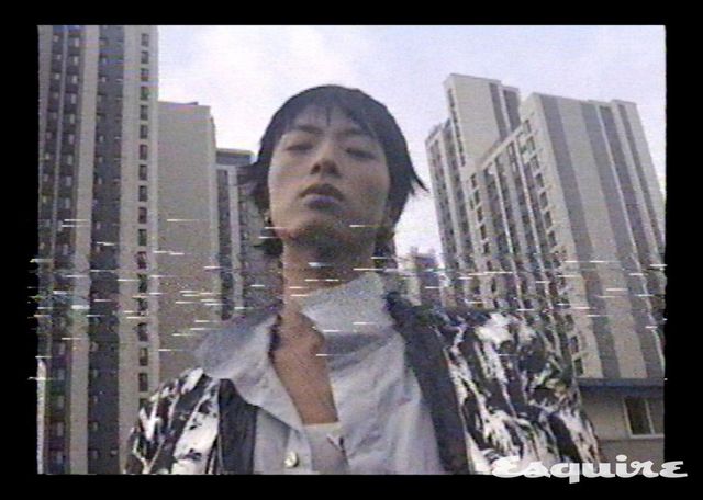 리버서블 재킷, 하이넥 칼라 셔츠, 슬리브리스 톱, 네크리스 모두 가격 미정 에르메스.