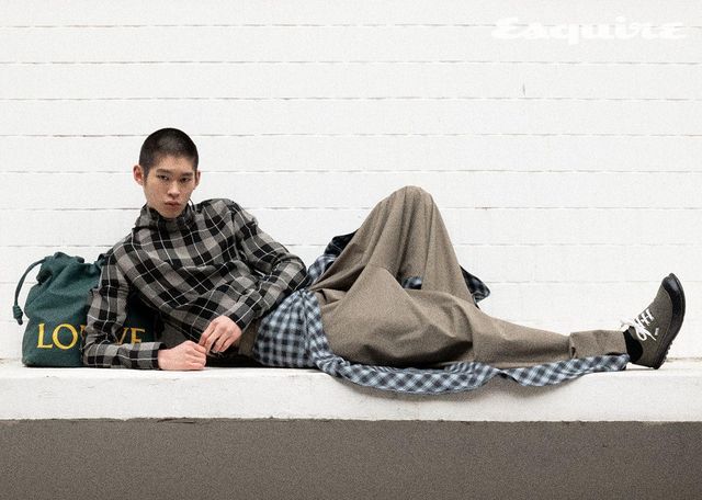 체크 셔츠, 체크 드레이프 팬츠, 스니커즈, 플라멩고 토트백 모두 가격 미정 로에베.