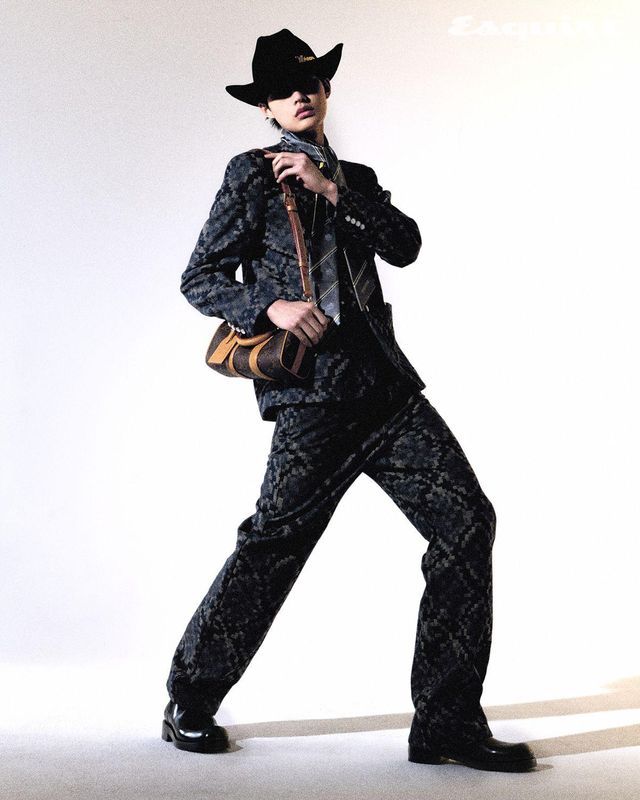 데님 재킷, 팬츠, 부츠, 키폴 반둘리에 백, 방도 모두 가격 미정 루이 비통.