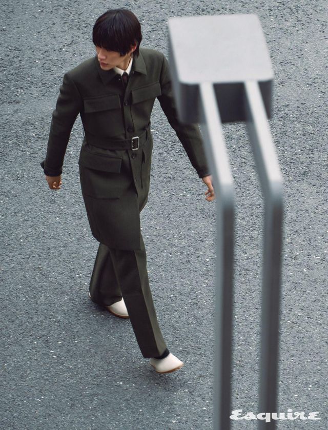 벨티드 코트, 팬츠 모두 가격 미정 페라가모. 셔츠, 타이 모두 가격 미정 우영미. 카프 레더 플랫 슬리퍼 100만원대 펜디. 