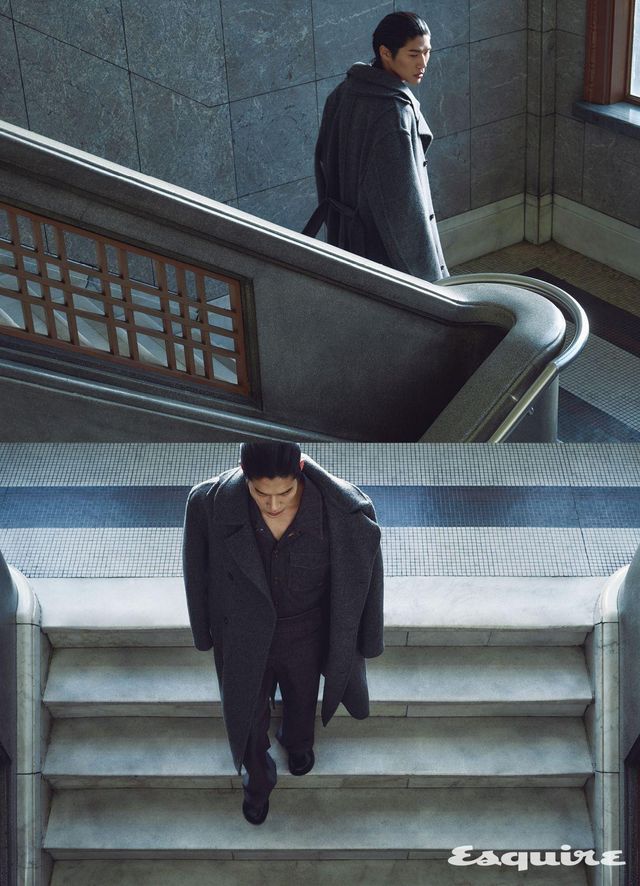 오버사이즈 코트 82만8000원 렉토. 데님 슬리브리스 셔츠, 벨티드 데님 팬츠 모두 가격 미정 꾸레쥬. 캄포 첼시 부츠 가격 미정 로에베.