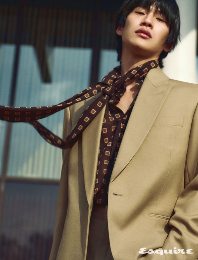 재킷, 셔츠, 팬츠, 스카프 모두 가격 미정 생 로랑 by 안토니 바카렐로. 