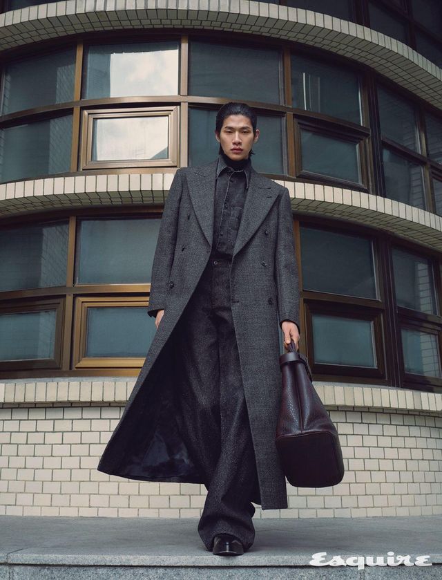 더블브레스티드 코트, 데님 셔츠 모두 가격 미정 엠포리오 아르마니. 데님 팬츠 가격 미정 버버리. 부츠 가격 미정 구찌. 레더 버클 백 가격 미정 프라다. 터틀넥 톱 에디터 소장품. 