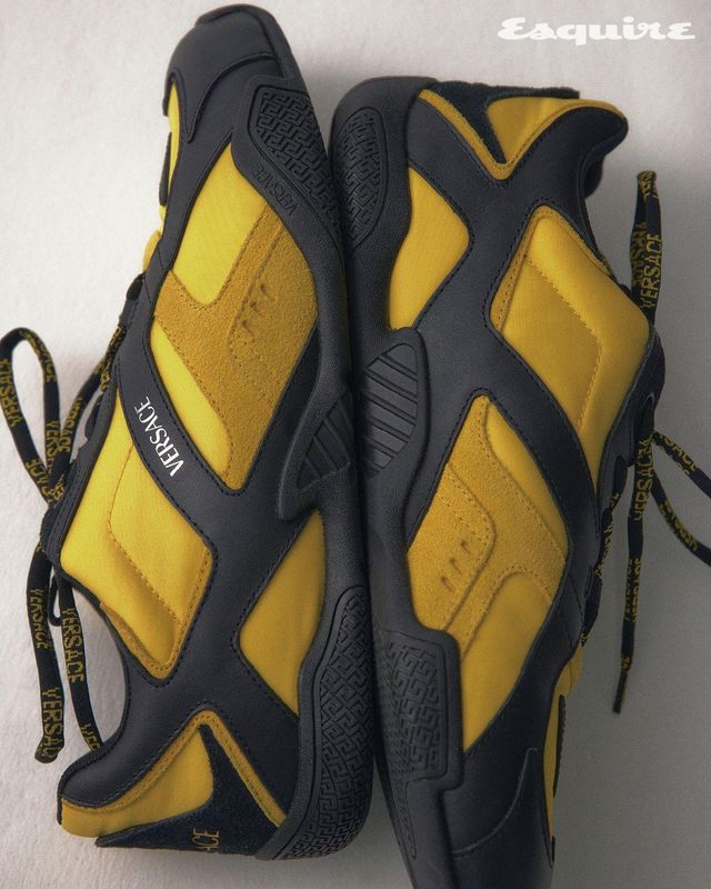 갤럭시아 스니커즈 79만원 베르사체.