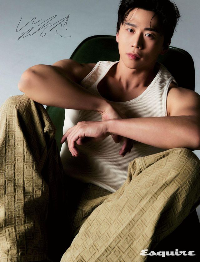 팬츠 페라가모. 슬리브리스 톱 스타일리스트 소장품.