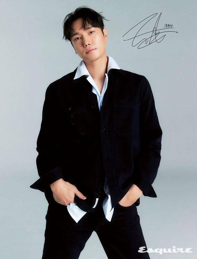 재킷, 팬츠 모두 아르켓. 셔츠, 선글라스 모두 스타일리스트 소장품.