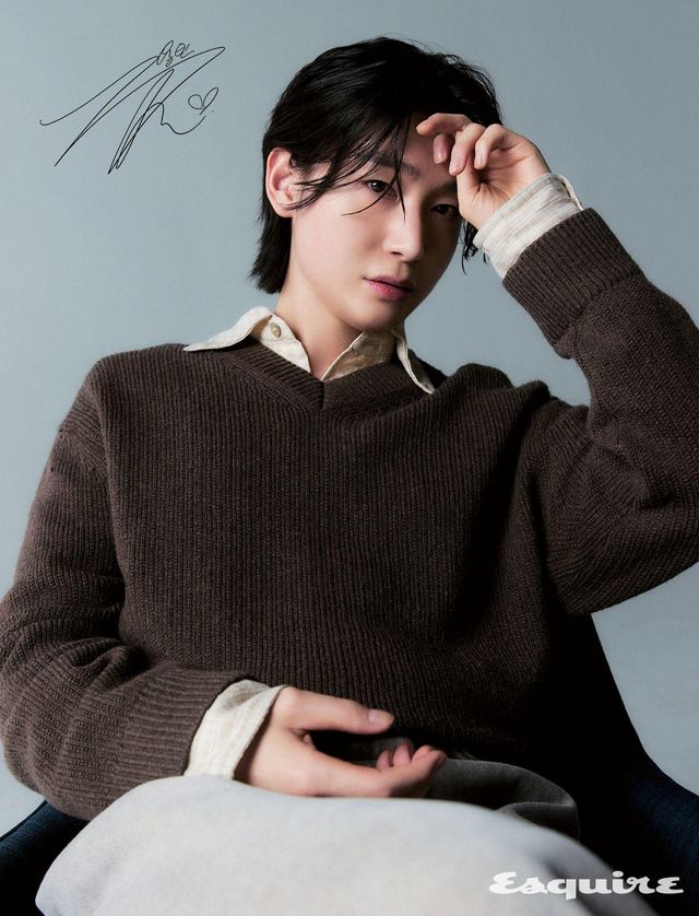 브이넥 니트, 팬츠 모두 벨리에. 셔츠 스타일리스트 소장품.