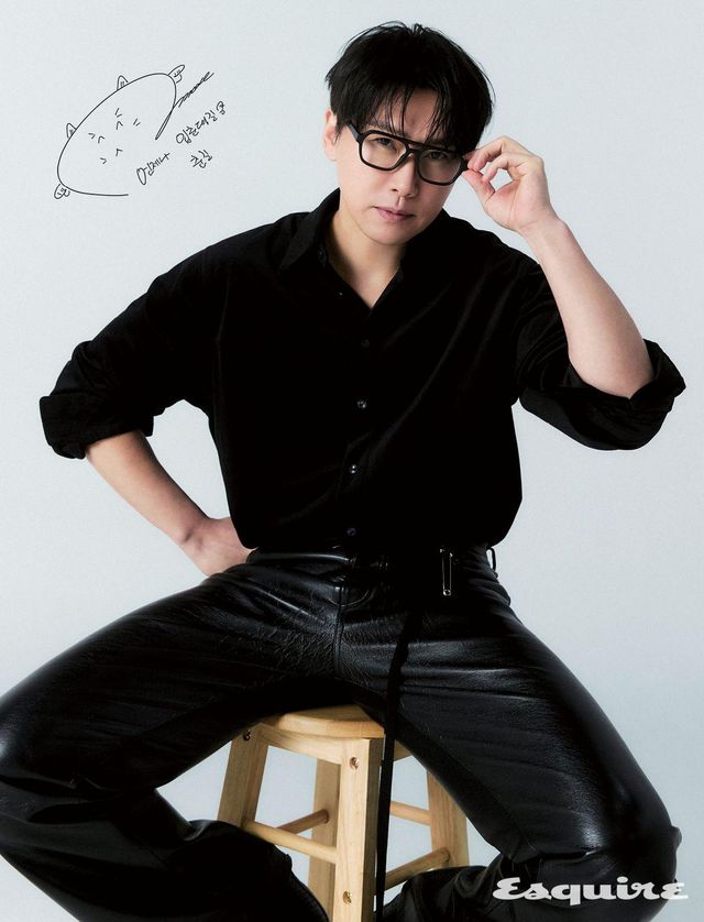 블랙 벨벳 셔츠 벨리에. 안경 보테가 베네타. 레더 팬츠, 부츠 모두 스타일리스트 소장품.