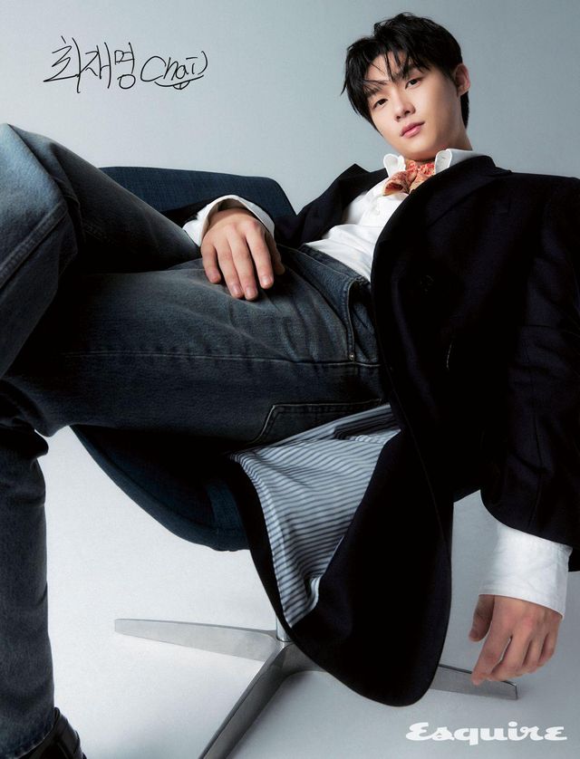 블레이저 재킷, 데님 팬츠 모두 벨리에. 셔츠, 스카프, 슈즈 모두 스타일리스트 소장품.