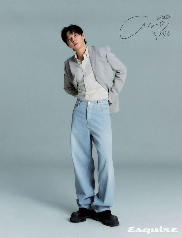 데님 팬츠 코스. 블레이저 재킷, 셔츠, 슈즈 모두 스타일리스트 소장품.