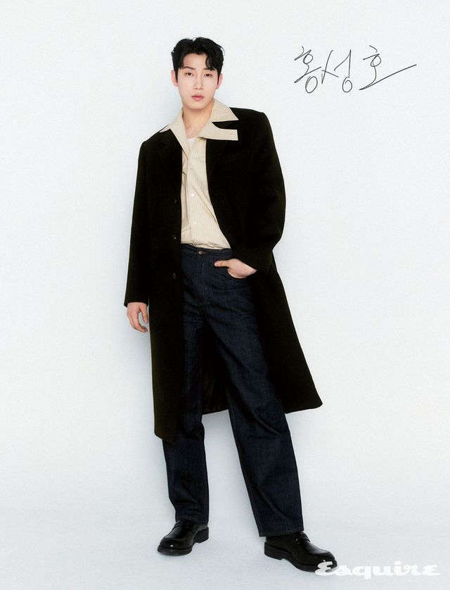 코트, 데님 팬츠 모두 벨리에. 셔츠, 슬리브리스 톱, 슈즈 모두 스타일리스트 소장품.