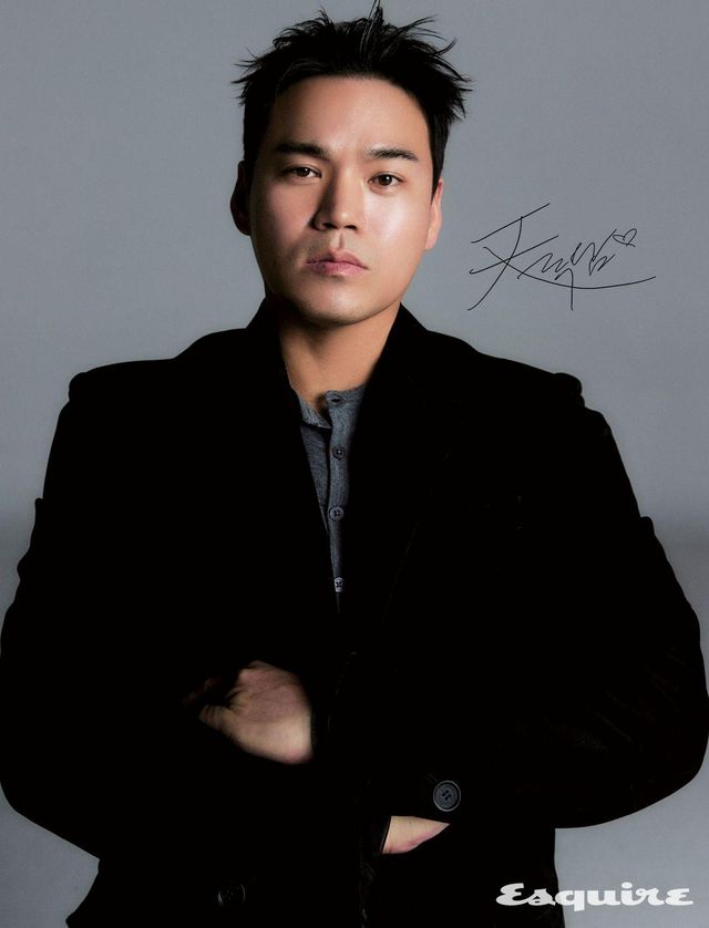 블랙 스웨이드 재킷 페라가모. 헨리넥 셔츠 스타일리스트 소장품.