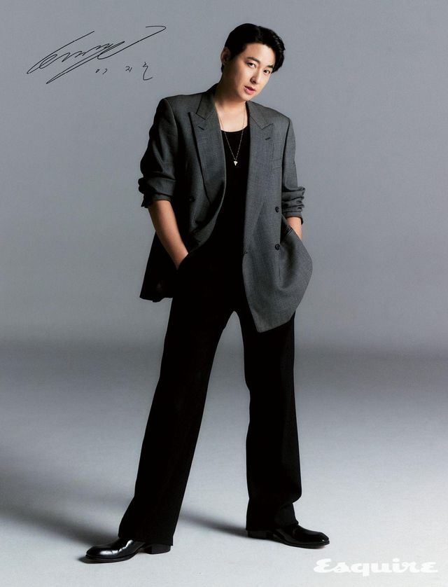 블레이저 재킷, 톱, 팬츠, 슈즈, 네크리스 모두 스타일리스트 소장품.