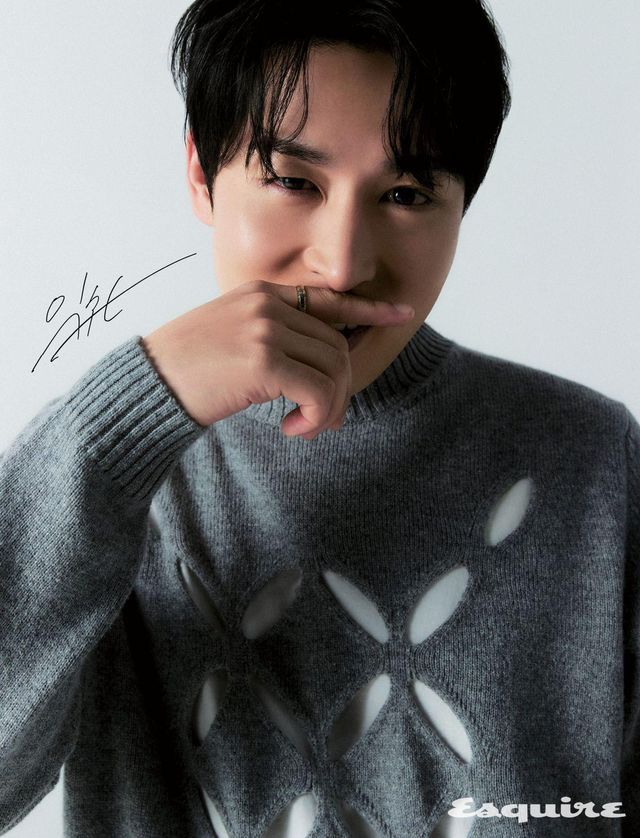 컷아웃 니트, 티셔츠 모두 스타일리스트 소장품. 링 본인 소장품.