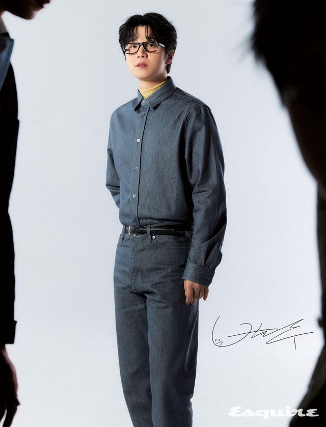 셔츠, 팬츠 모두 코스. 안경 오프브로드웨이. 터틀넥, 벨트 모두 스타일리스트 소장품.