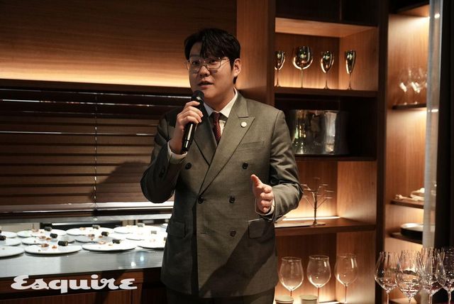 한식 카나페와 산타 바바라 와인의 페어링을 소개하는 정식당의 김민준 소믈리에.