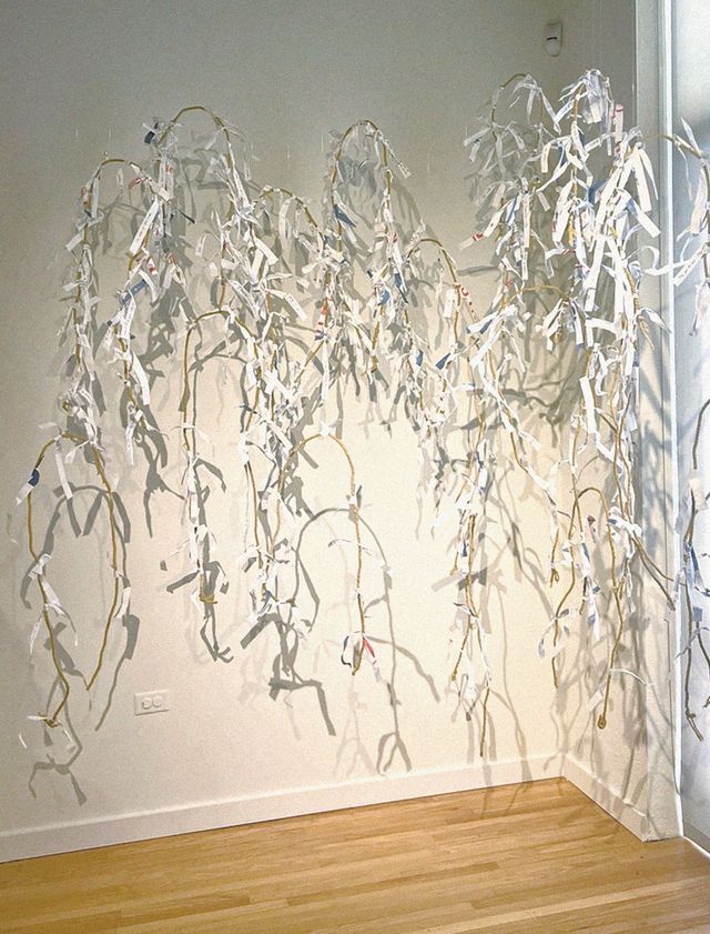 마치 금줄처럼 지푸라기 색상의 구조물에 하얀 종이를 매단 소냐 켈리허-콤스의 작품 ‘White Idiot String’의 설치 전경. 