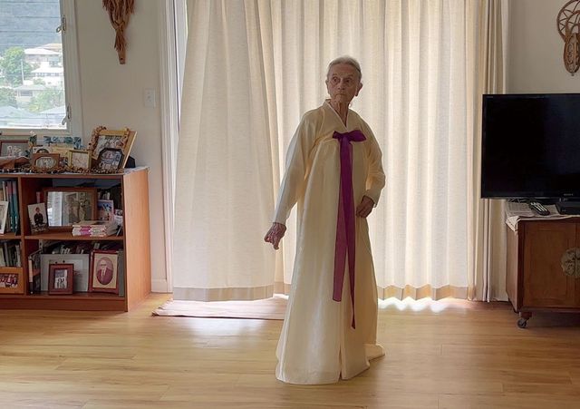 3월 9일까지 서울시립미술관에서 열린 김성환의 개인전 〈Ua a‘o ‘ia ‘o ia e ia 우아 아오 이아 오 이아 에 이아〉에 전시된 김성환의 작품 ‘By Mary Jo Freshley(프레실리에 의(依)해)’(2023)의 스틸 컷. 하와이에 체류 중인 김성환은 한국 근대무용가 배구자, 그의 동생 혹은 사촌으로 알려진 배한라, 그리고 배한라의 제자인 메리 조 프레실리를 따라 전승된 춤을 통해 전통이라는 이름이 지닌 권위와 그 소유권에 대해 질문한다. 