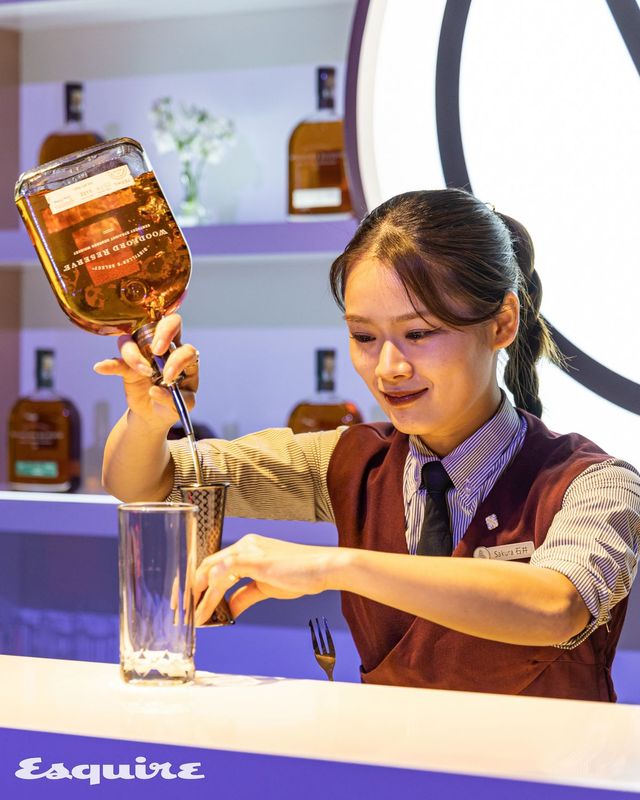 ‘우드포드 리저브’로 칵테일을 만드는 모습. 