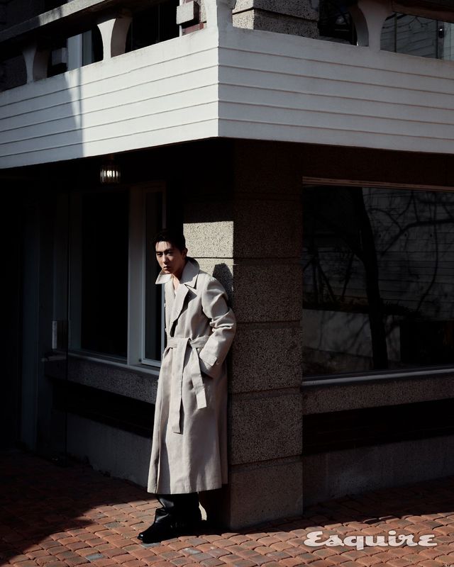 팬츠 렉토. 슈즈 토가 비릴리스. 코트 스타일리스트 소장품.