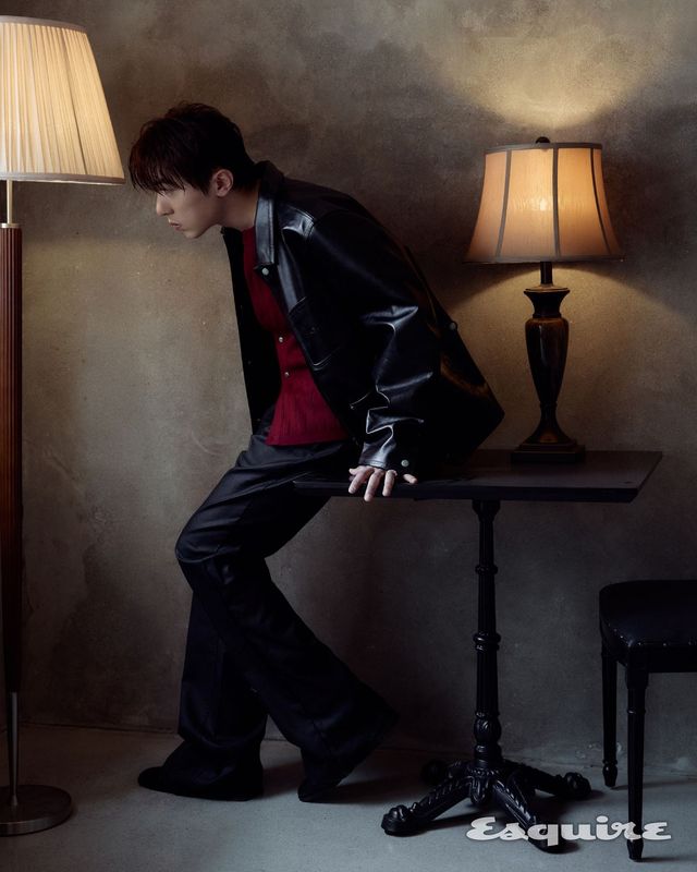 재킷 디아프바인. 카디건 노이스. 슈즈 생 로랑 by 안토니 바카렐로. 팬츠 스타일리스트 소장품.