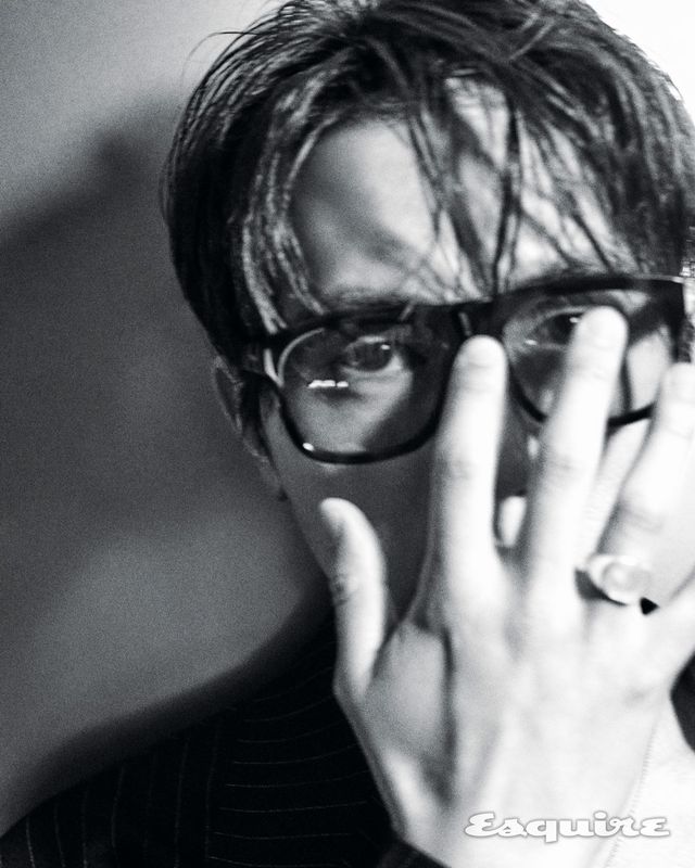 재킷 토니웩. 안경 생 로랑 by 안토니 바카렐로.