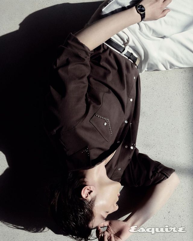 셔츠 프레프. 팬츠 타일레. 벨트 누마레. 워치 파텍 필립 by 빈티크. 슬리브리스 톱, 네크리스 모두 스타일리스트 소장품.