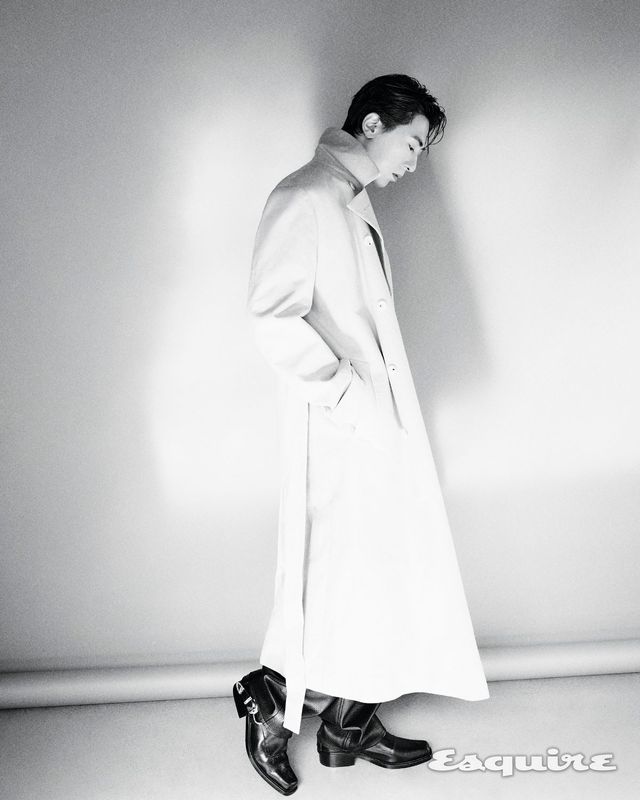 팬츠 렉토. 슈즈 토가 비릴리스. 코트 스타일리스트 소장품.