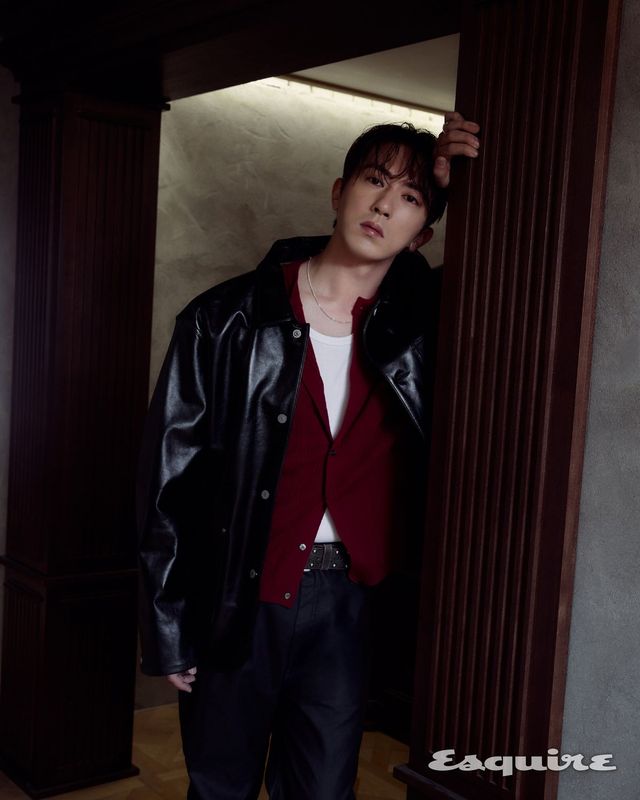 재킷 디아프바인. 카디건 노이스. 슬리브리스 톱, 팬츠, 벨트, 네크리스 모두 스타일리스트 소장품.