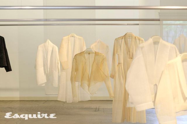 가운데에 하늘 거리며 빛나는 투명한 착장이 '라' 소재다.