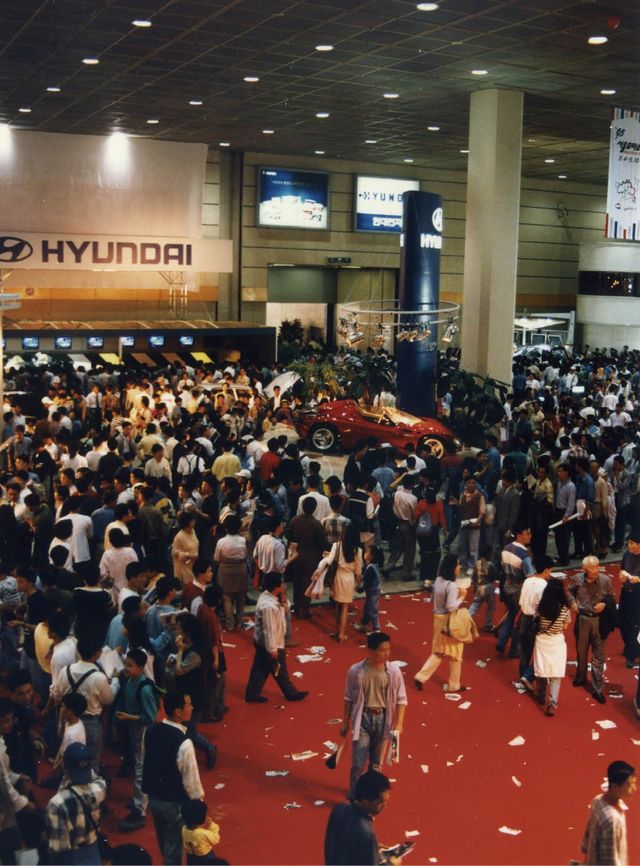 1995년 5월3일부터 10일까지 한국종합전시장 (KOEX)에서 열린 제1회 서울모터쇼의 모습. 사진 속 자동차는 현대자동차 최초의 콘셉트카 ‘HCD-1’다