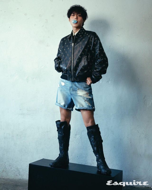 재킷, 셔츠 모두 웰던. 팬츠 더뮤지엄비지터. 슈즈 푸마. 링 골든구스.