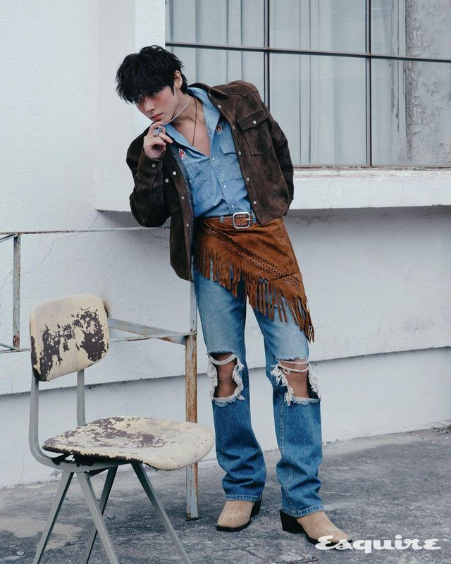 재킷 토니웩. 셔츠, 벨트 모두 하이웨이 빈티지. 팬츠 스타일리스트 소장품. 에이프런 선데이후르츠마켓. 슈즈 베르사체. 네크리스 크롬 하츠.