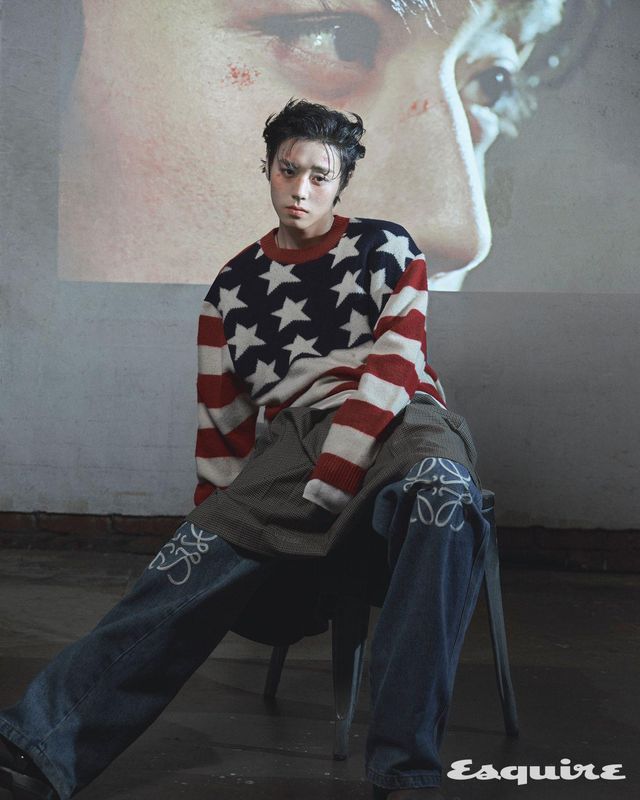 톱 비욘드클로젯. 스커트 웰던. 팬츠, 슈즈 모두 로에베. 