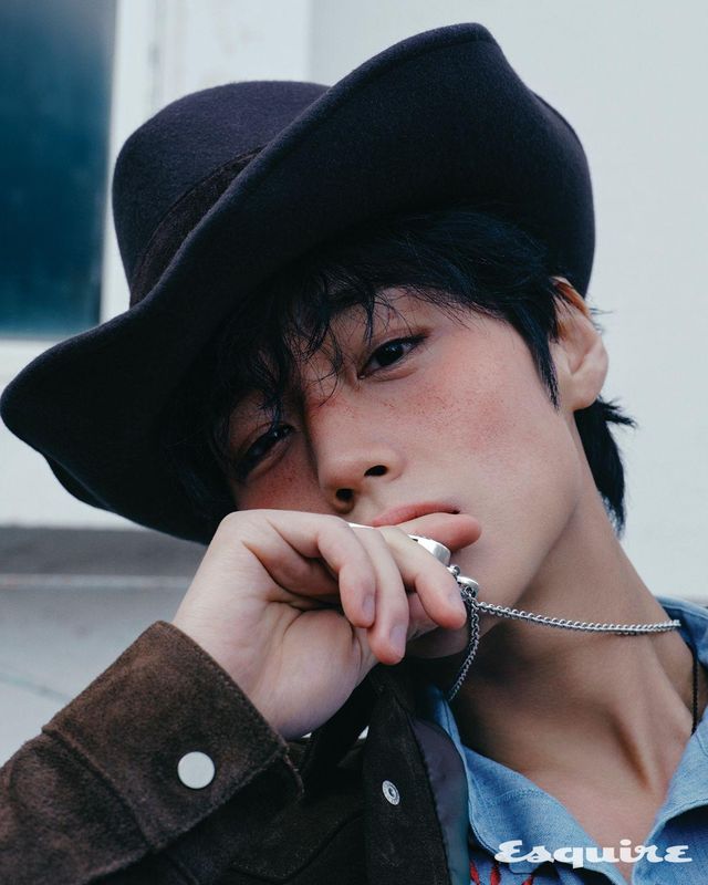 재킷 토니웩. 셔츠 하이웨이 빈티지. 해트 에릭자비츠. 네크리스 크롬 하츠.