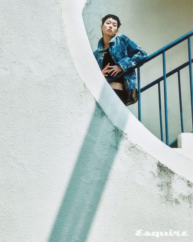 디스트로이드 데님 재킷, 블랙 톱 모두 가격 미정 디젤. 팬츠 가격 미정 맥퀸.