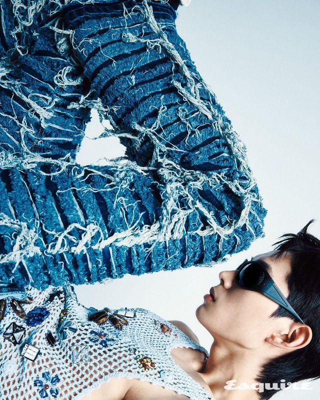 주얼 디테일 크로셰 톱 가격 미정 겐조. 익스트림 워시드 크랙 데님 팬츠 29만2000원 레시토. 선글라스 가격 미정 디젤.