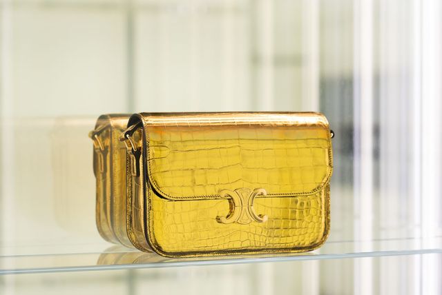골드 라미네이팅 샤이니 닐로티커스 크로커다일 소재의 셀린느 클래식 트리옹프 백