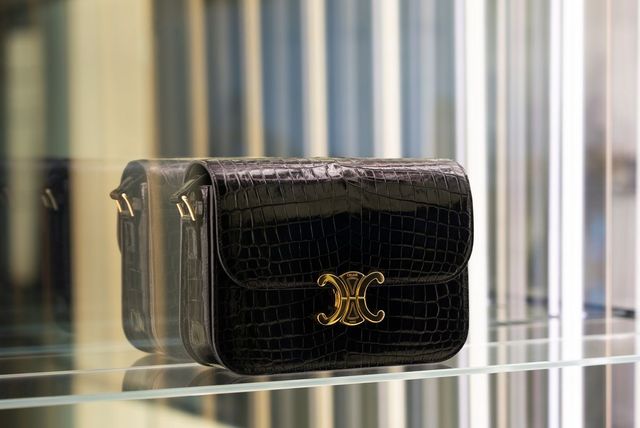 블랙 샤이니 닐로티커스 크로커다일 소재의 셀린느 클래식 트리옹프 백