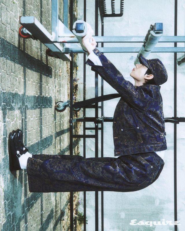 엠브로이더드 트러커 데님 재킷, 셔츠, 엠브로이더드 데님 팬츠, 스파졸라토 샌들, 스탬프 유니폼 캡 모두 가격 미정 겐조.