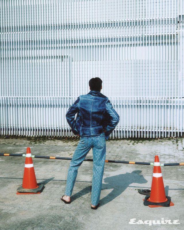 데님 이펙트 레더 재킷 가격 미정 디젤. 문 레이저 데님 팬츠 가격 미정 마린 세르. 플립플롭 가격 미정 하바이아나스.